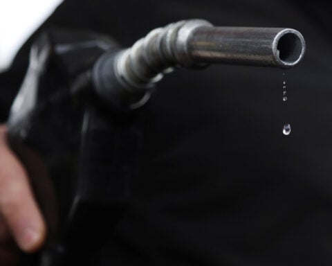 Auto industry group calls for scrapping US gas tax, adopting vehicle fee