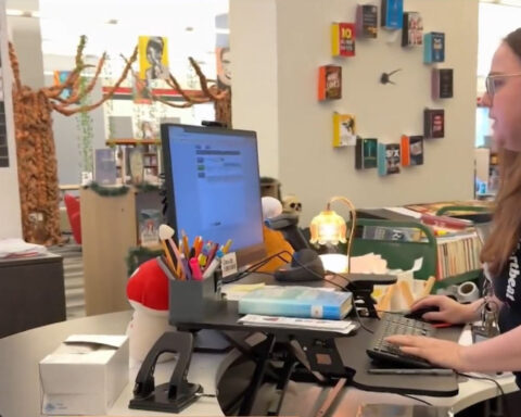 Students swap screens for stories. Dallas ISD book checkouts soar amid state's first cellphone ban for public schools