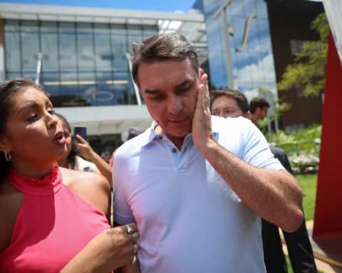 Stronger polls buy Flavio Bolsonaro time on economic team as Brazil race heats up