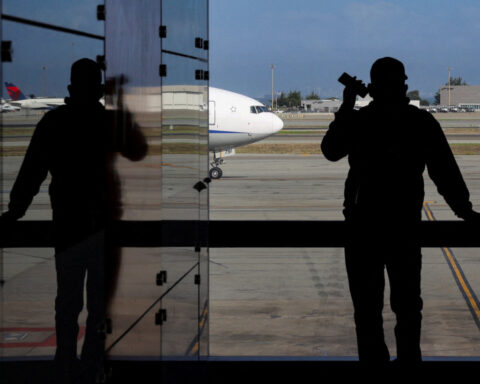 FAA restricts some San Francisco airport landings, warns of delays