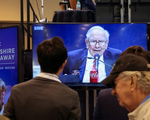 Warren Buffett, NBA star Stephen Curry team up on charity lunch