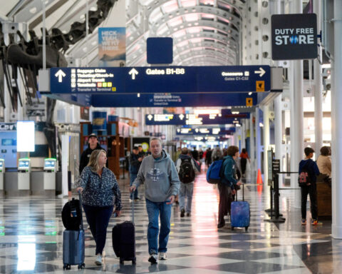 FAA clamps down on airline turf war at Chicago O'Hare with summer flight cap