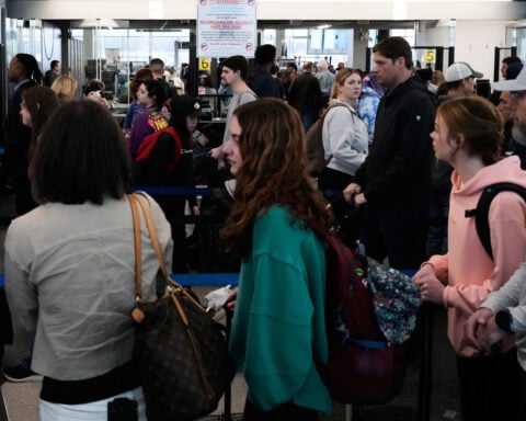Federal officials order flight cuts at Chicago O'Hare to reduce airport delays