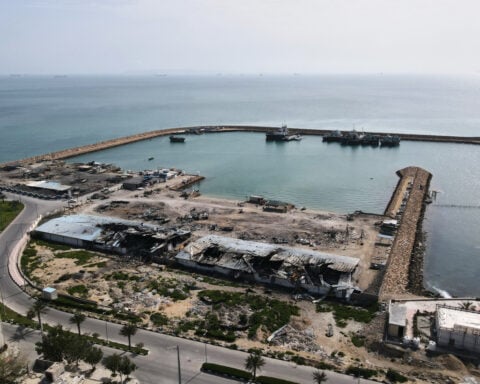 Macron and Starmer hold international summit on reopening the Strait of Hormuz