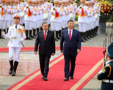 China offers loans, technology for Vietnam railways