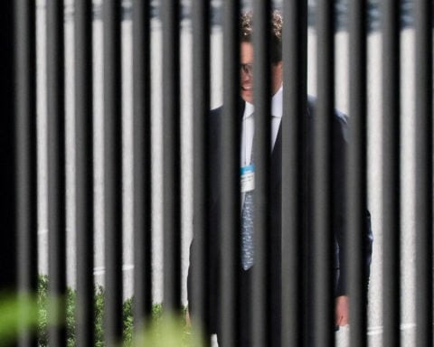 White House and Anthropic CEO discuss working together amid rising fear about Mythos model