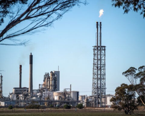 Oil settles down 9% after Iran declares Strait of Hormuz open