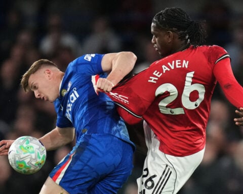 Late goal hurts Tottenham's Premier League survival hopes and Chelsea loses to Man United