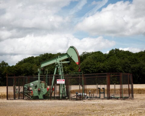 Oil rises 5% on renewed US-Iran tension