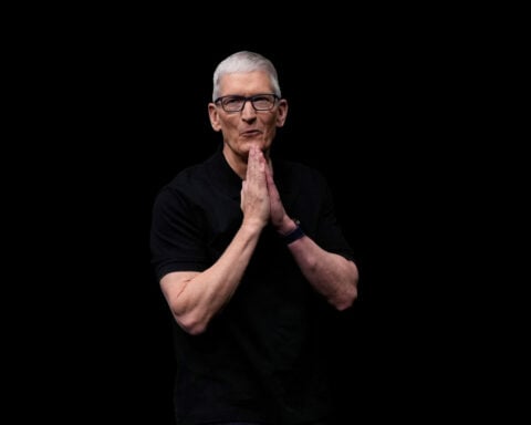 Tim Cook will step down as Apple CEO and hand reins over to the iPhone maker's hardware leader