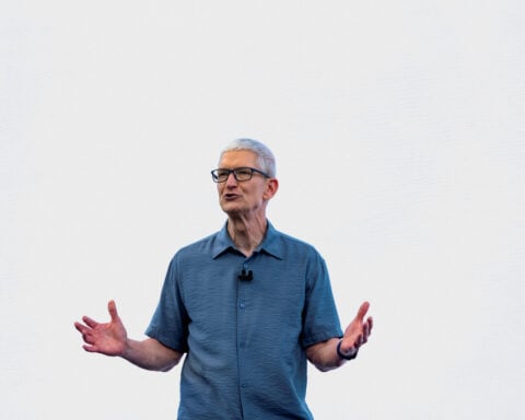 Apple CEO Cook is lauded by investors as he prepares for new role