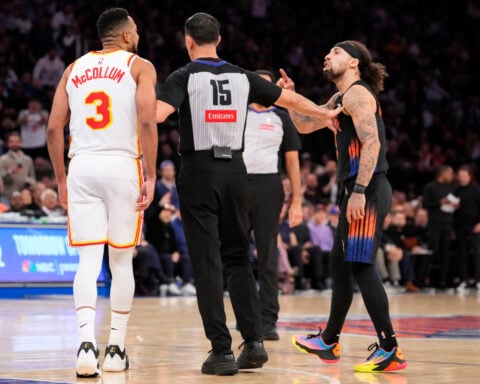 CJ McCollum leads a late rally as the Hawks stun the Knicks 107-106 to tie their series at 1-1
