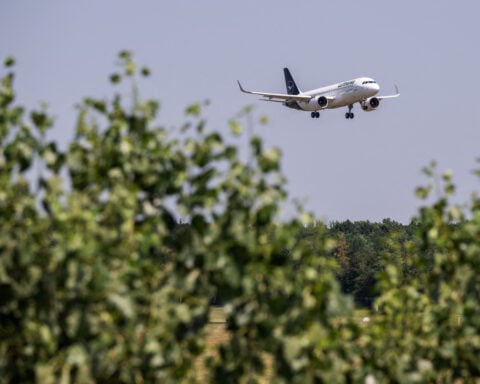 Iran war fuel hike adds $100 to long-haul flight cost, study says