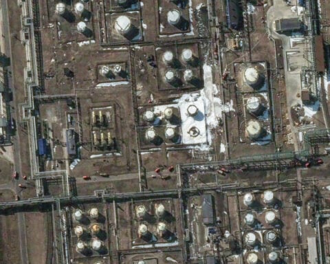 Russia cuts oil output in April, sources say