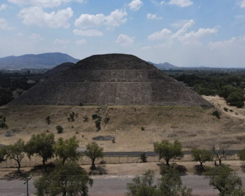 Gunman who fired on tourists at Mexican pyramid carried materials related to 1999 Columbine massacre