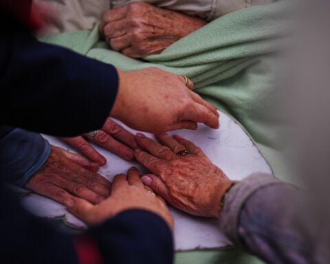 A specialized tour at the Berlin Zoo brings joy to people living with dementia