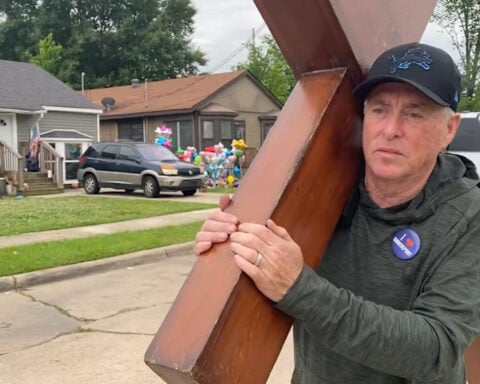 Michigan man brings cross to Shreveport in response to tragic killings