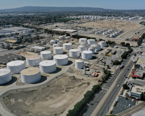 Kinder Morgan beats first-quarter profit estimates on strong gas demand