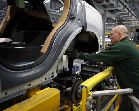 UK manufacturers report plunge in confidence, see jump in costs