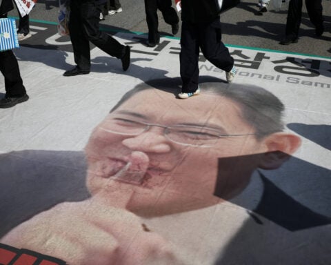 Samsung workers protest over huge pay gap with SK Hynix, threaten long strike