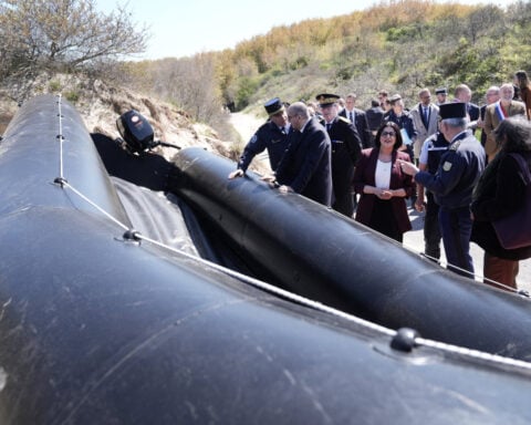 UK to pay France up to $892 million in deal to reduce migrant crossings