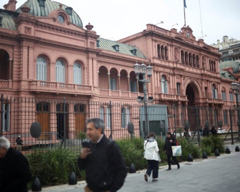 Argentina blocks journalists from government house citing espionage with smart glasses