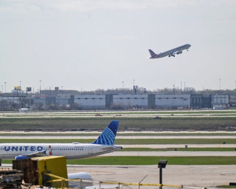 American Airlines rejects United merger, explores deeper Alaska ties