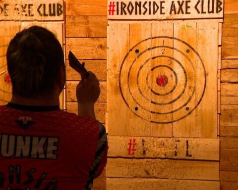 Man wins world knife throwing championship after unlikely start