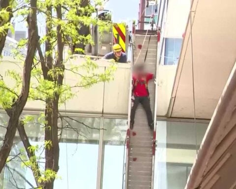 1 man injured, another rescued after window washing platform collapses in downtown Des Moines