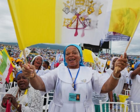 Pope urges US and Iran to return to peace talks and condemns capital punishment