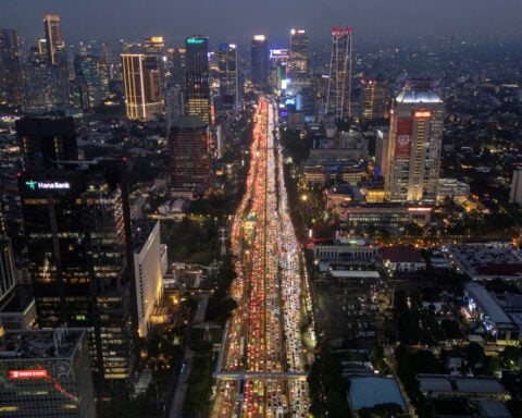 Fitch says no immediate downgrade if Indonesia's deficit tops 3% due to Iran war impact