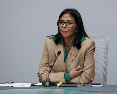 Leaders of Colombia, Venezuela agree intelligence-sharing, talk electricity at Caracas meeting