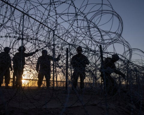 US appeals court allows Texas to enforce migrant arrest law