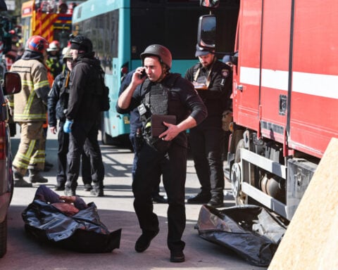 Russia and Ukraine exchange attacks, killing and wounding dozens, as Zelenskyy calls for more talks