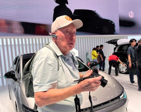 American YouTuber guides foreigners around Chinese cars U.S. buyers can't get 