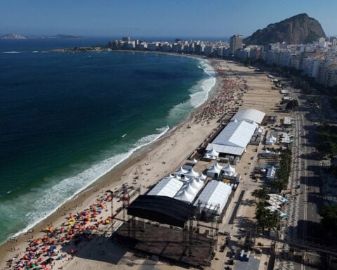 Worker dies during stage assembly for Shakira concert in Rio