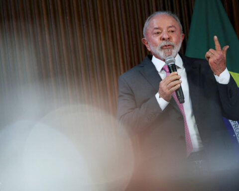 Brazil's Lula and Flavio Bolsonaro neck and neck in second‑round poll