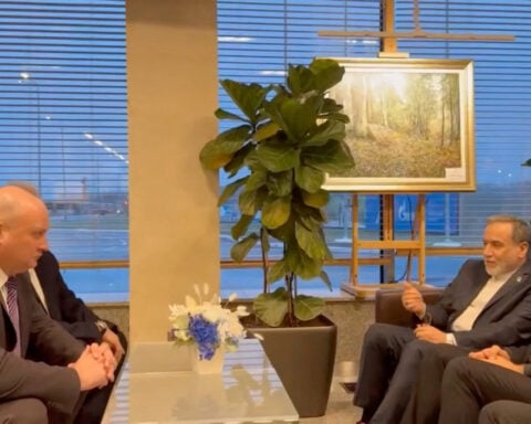 Putin praises Iranian people for resistance to US in talks with Araqchi