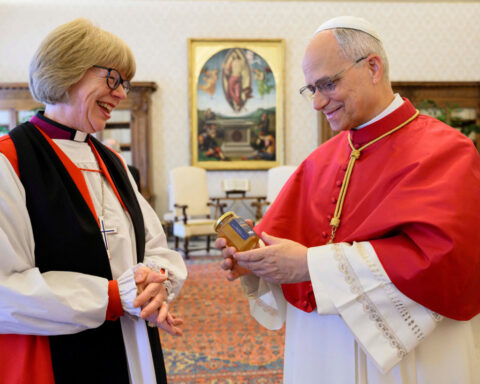 Pope and first female Archbishop of Canterbury meet and pray together