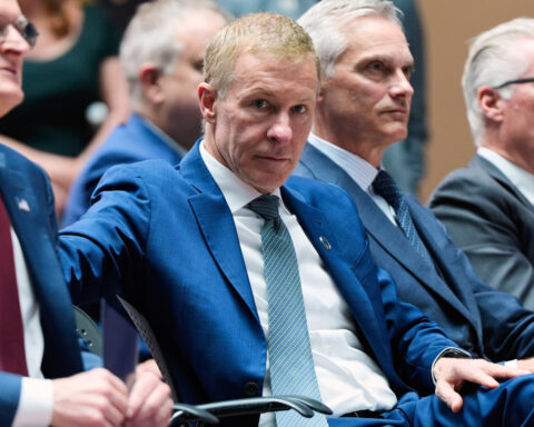 United Airlines CEO confirms he approached American about potential merger, but was rebuffed