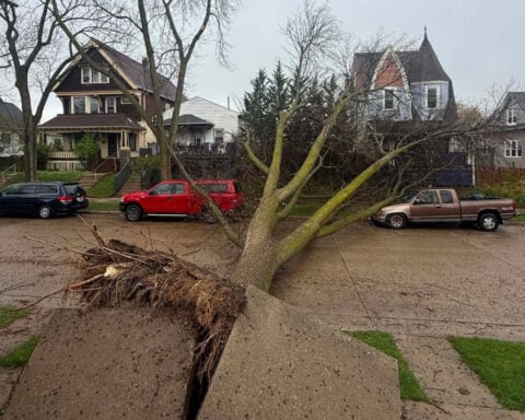 Fast-moving storms batter the Midwest, flooding streets and stranding commuters