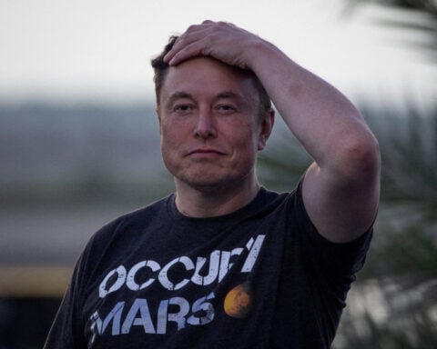 SpaceX ties Musk compensation to Mars colonization goal