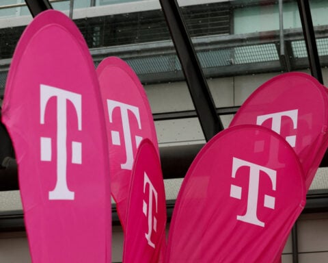 T-Mobile rolls out broadband with Starlink backup to expand business customer base