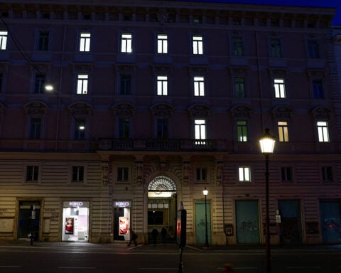 Italy budget watchdog casts doubt on government debt reduction pledges