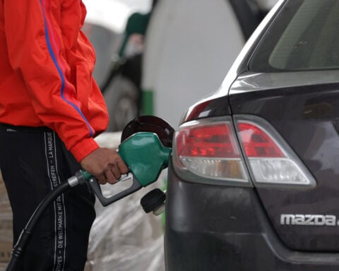 US pump prices near 4-year high on Iran war disruption, refinery outages