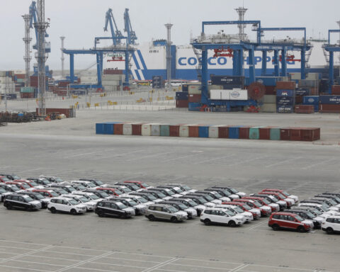 House Democrats urge Trump to keep US ban on Chinese cars