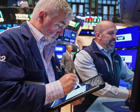 Sinking AI stocks and rising oil prices weigh on Wall Street