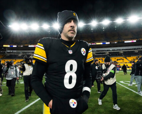 Steelers place unrestricted free-agent tender on Aaron Rodgers