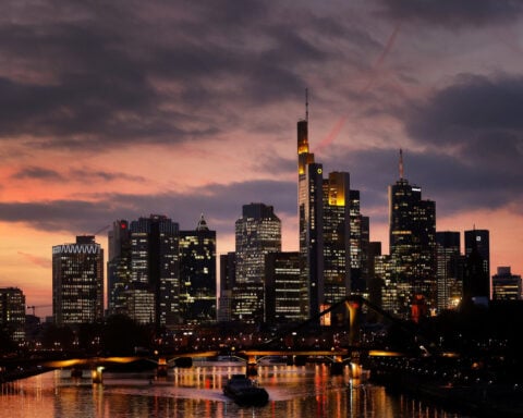 Euro zone economic confidence plunges, price pressures soar