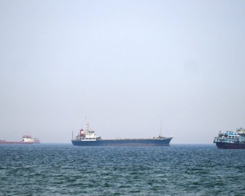 Trump urges Iran to sign a deal after report suggests US may extend blockade